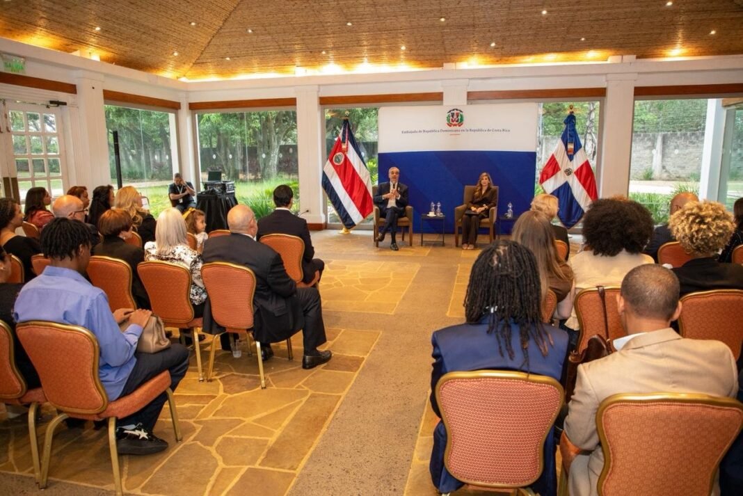 Abinader se da un ‘coro’ con la diáspora dominicana en Costa Rica Abinader se da un coro con la diáspora dominicana en Costa Rica