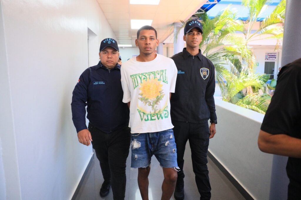 ¡Qué ‘vaina’! Joven se entrega tras fatal incidente familiar en Brisas del Este Joven se entrega tras fatal incidente familiar en Brisas del Este