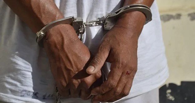 Arrestan a hombre por estafa millonaria con transferencias ilícitas