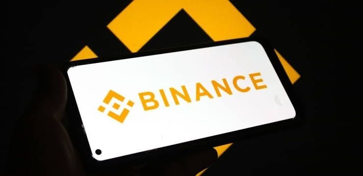 Binance le mete el pie al ‘tigueraje’ con su IA anti-fraude Binance y la IA contra el fraude cibernético