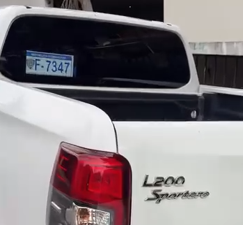 ¡Qué ‘vaina’! Vehículo policial tranca el paso a camión de basura en Naco Vehículo policial impide recolección de basura en Naco