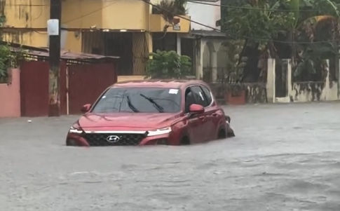 ¡’Qué Vaina’! ‘Inundación’ en SDE, un ‘aguacero’ ‘bacano’ y el ‘drenaje’ ‘jarto’. Inundación en Santo Domingo Este tras aguacero.