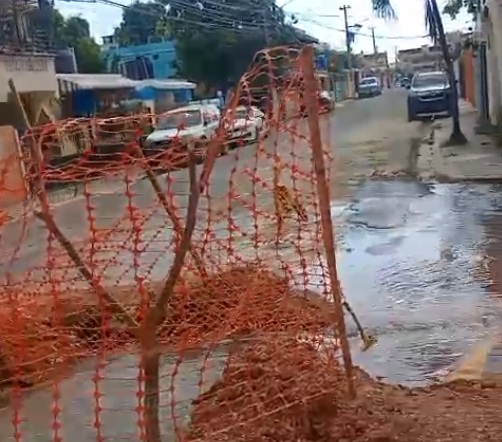 Peligro y despilfarro de agua en Urbanización Italia