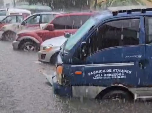 El ‘tapón’ de La Fe: ¡Qué ‘vaina’ de inundaciones por carros mal parqueados! Inundaciones en La Fe por carros mal parqueados