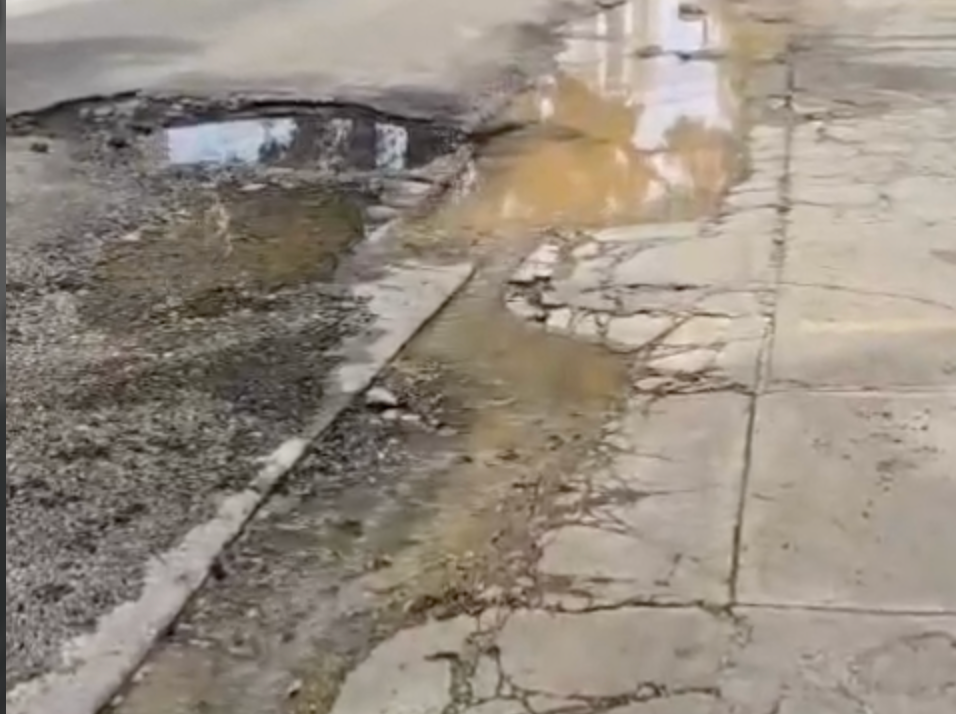¡Qué ‘Chercha’ con el Agua! Fugas en Naco Tienen el Barrio ‘Patas Arriba’ Fugas de Agua en Naco Tienen el Barrio Patas Arriba
