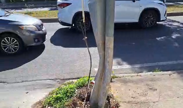 ¡Qué Vaina! El ‘Poste Peligroso’ de la Hipódromo en SDE Enciende las Alarmas Peligro en la Avenida Hipódromo: Poste en Mal Estado Preocupa a Residentes de Santo Domingo Este