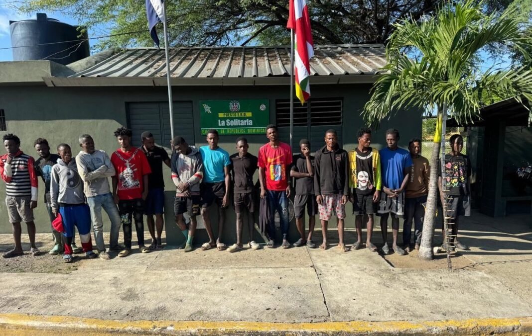 Detienen 16 indocumentados en Monte Cristi por evasión de puesto de chequeo