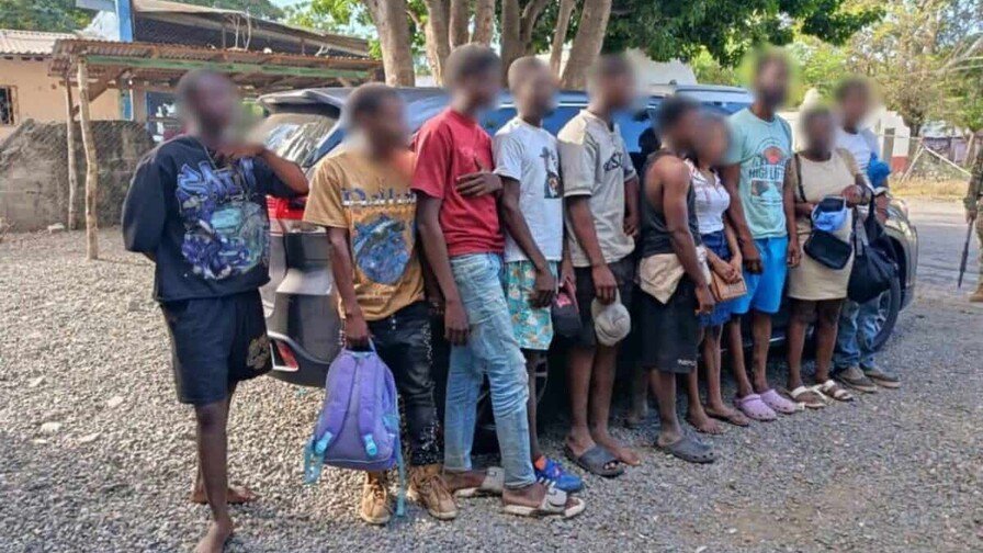 ¡Un lío gordo! Dos ‘tígueres’ caen por ‘tráfico de personas’ en San Juan Detienen a dominicanos por tráfico de personas en San Juan