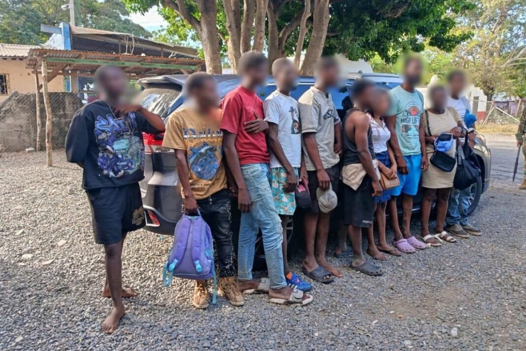 ¡Cayó el ‘tigueraje’! Dos dominicanos presos por tráfico de haitianos en una jeepeta Cae red de trafico de haitianos en una jeepeta