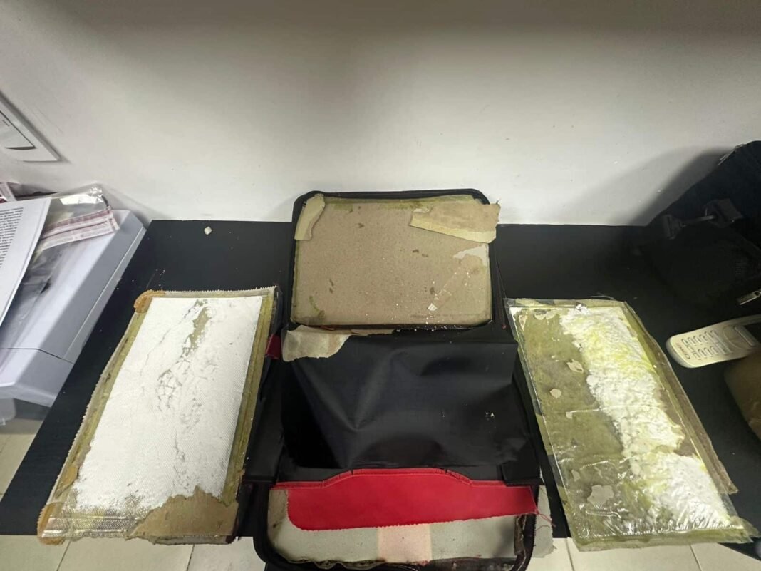 ¡Klk! DNCD le ‘mete mano’ al ‘tigueraje’ de la cocaina en carpetas DNCD frustra envío de cocaina en carpetas