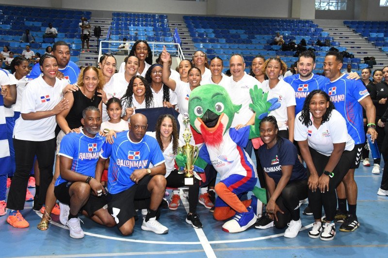 ¡Qué ‘palo’ ‘bacano’! Dominicana reina en el Balonmano Femenino y va pa’ los Centroamericanos 2026 República Dominicana campeona en Balonmano Femenino y clasifica para Centroamericanos 2026