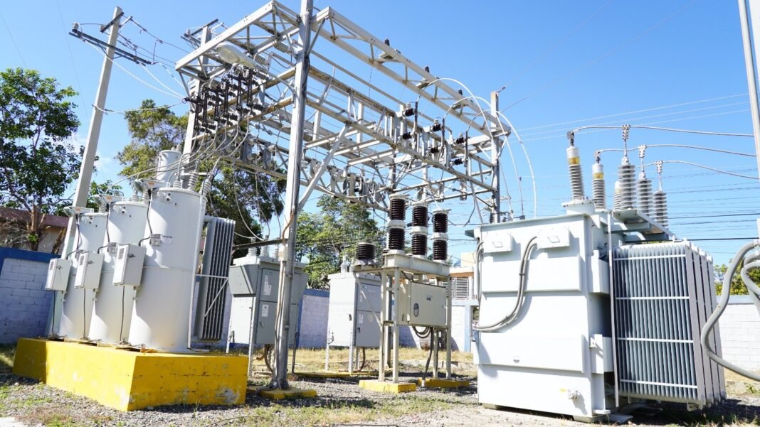 Edesur mete un ‘bombazo’ eléctrico en Elías Piña: ¡La luz estará ‘nítida’! Edesur instala transformador de potencia en Elías Piña para mejorar servicio