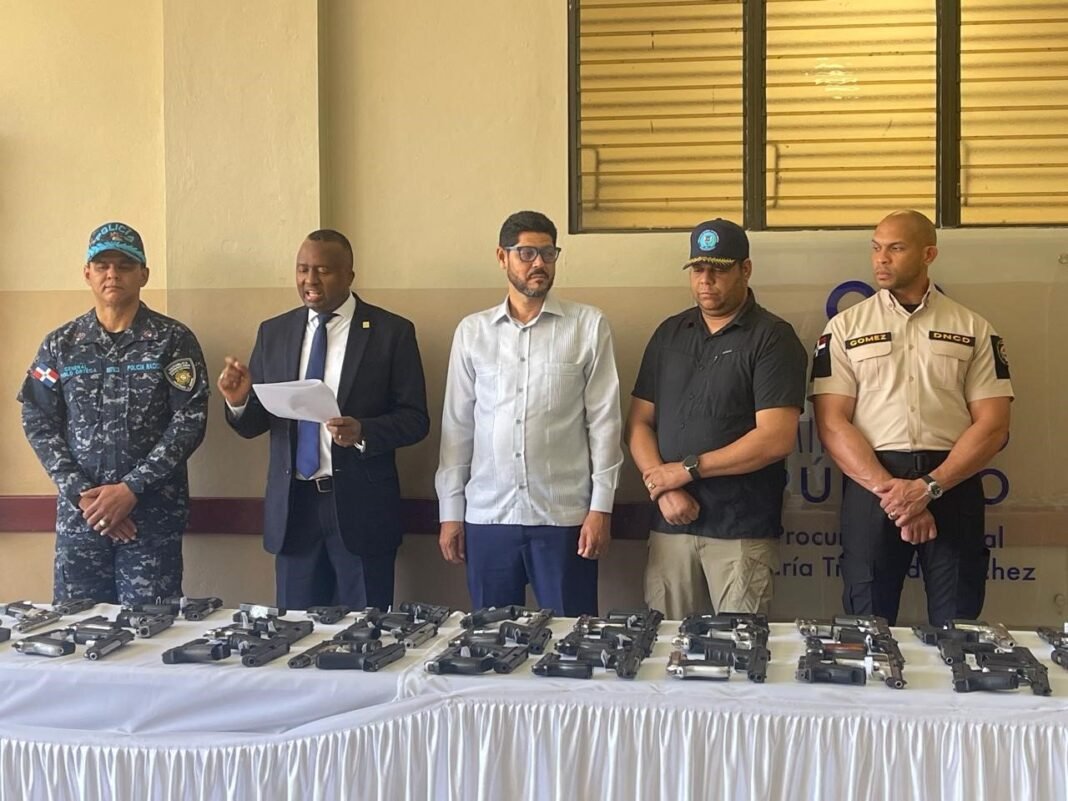 María Trinidad Sánchez entrega armas de fuego a Interior y Policía