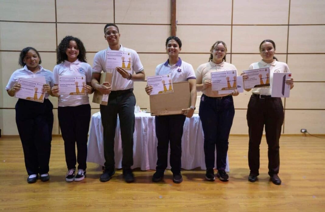 ¡Qué ‘Bacano’! Jóvenes la Sueltan en Concurso de Ensayos por la Libertad Jóvenes Destacan en Concurso de Ensayos por la Libertad