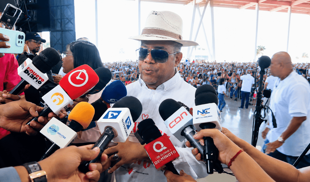 Héctor Acosta Agasaja Madres en Bonao