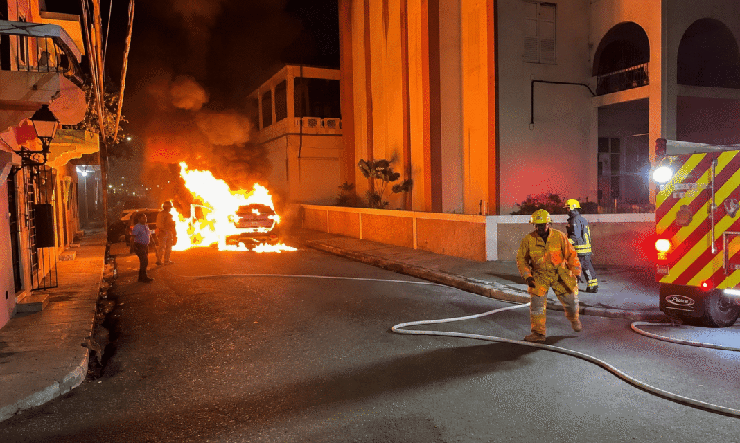 Incendio en la Zona Colonial: ¡Qué ‘vaina’ de vehículos en llamas! Incendio de Vehículos en la Zona Colonial