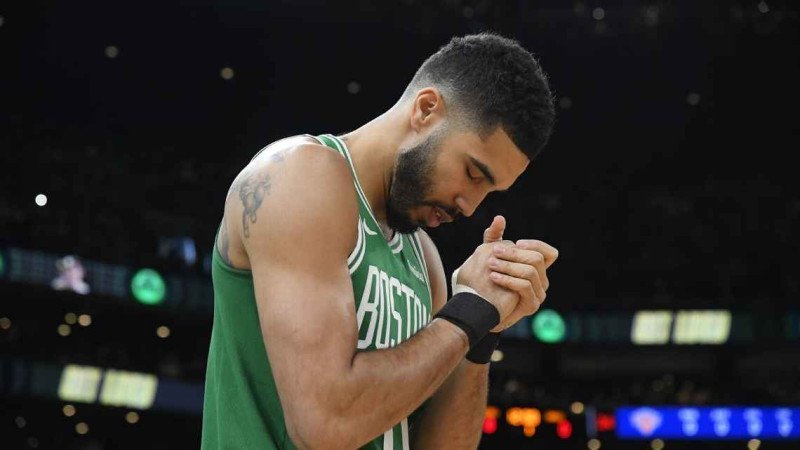 Jayson Tatum en el aire para el Game 7 de los Celtics