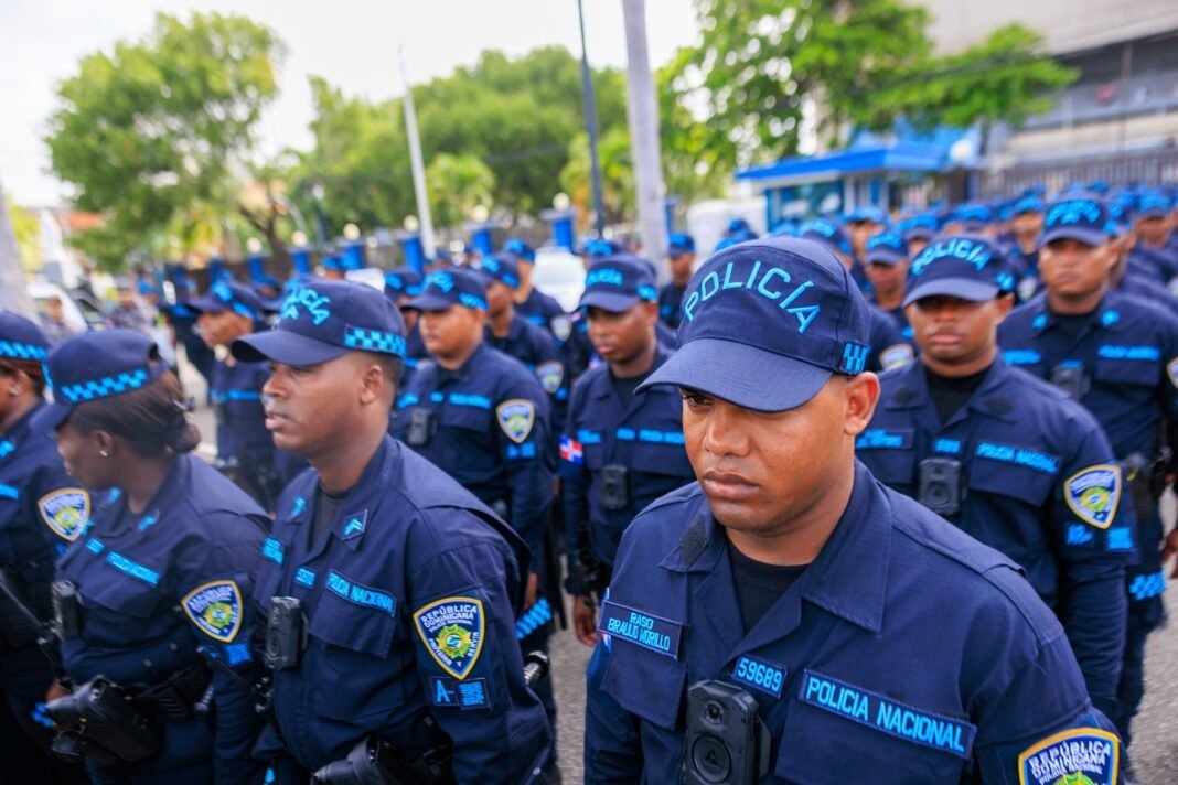 ¡Atención, ‘tigueraje’! Grabar a policías ya no es una ‘vaina’ de relajo en RD Nuevo Código Penal: Grabar a policías en República Dominicana es un derecho