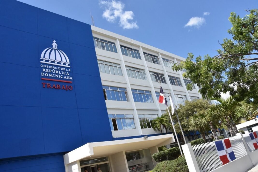 Jornada de Empleo en Baní: ¡Una ‘Vaina’ para el Desarrollo! Jornada de Empleo en Bani: Una Oportunidad para el Desarrollo