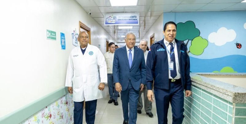La Visita del Ministro Bautista al Hosgedopol: Un Espaldarazo a la Salud Policial