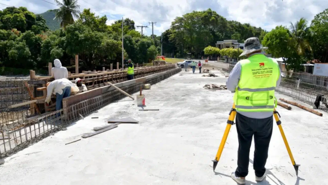 ¡’De una Vez’! El MOPC le mete mano al puente de Los Hierros en Peravia MOPC acelera construcción de puente Los Hierros en Peravia