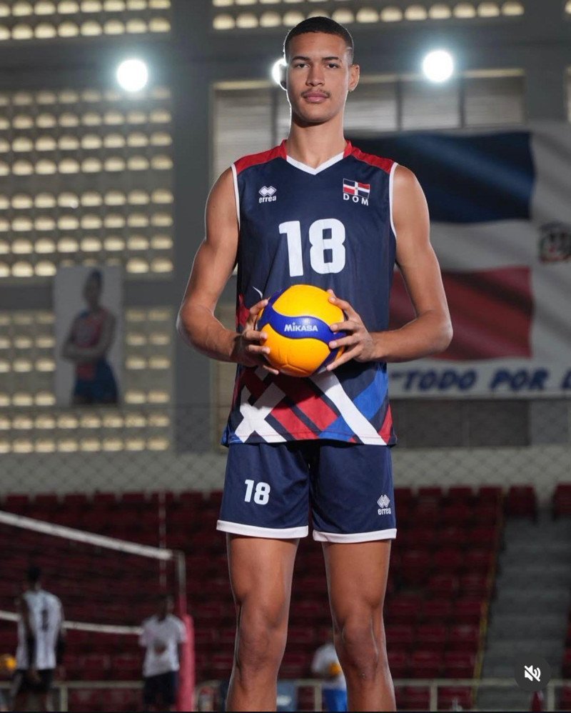 Moisés Ortiz: Un Gigante del Volibol que Rompe Esquemas