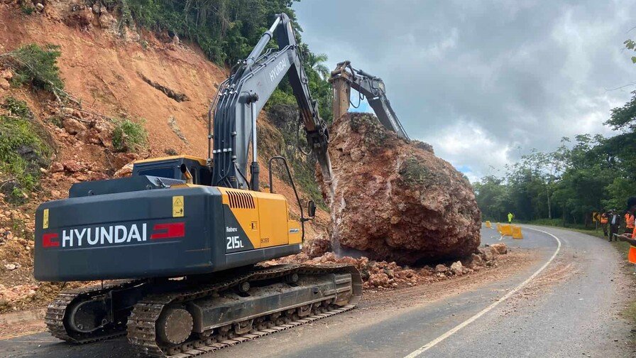 Obras Públicas interviene deslizamientos en Carretera Juan Pablo II