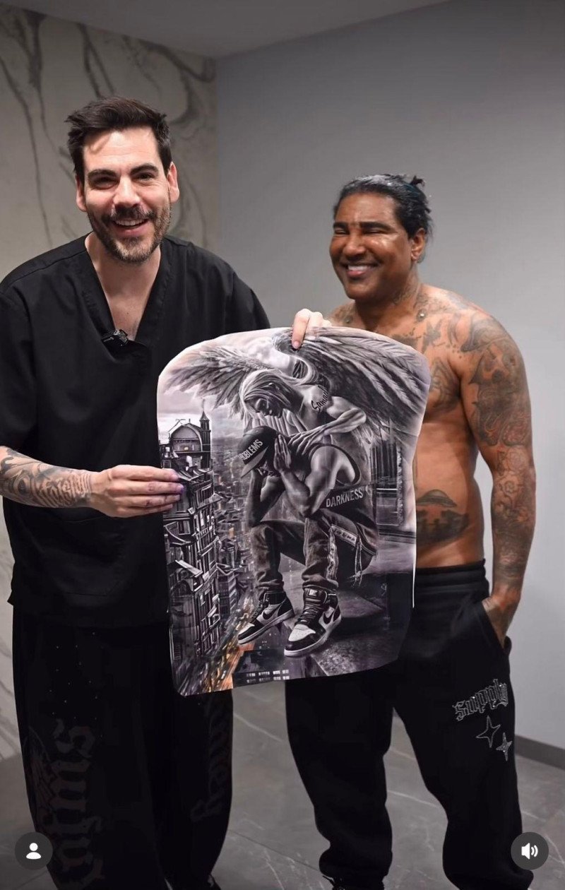 Omega y su tatuaje ‘a otro nivel’: La espalda del ‘Fuerte’ ahora es una obra de arte Omega El Fuerte se tatúa la espalda con un arcángel