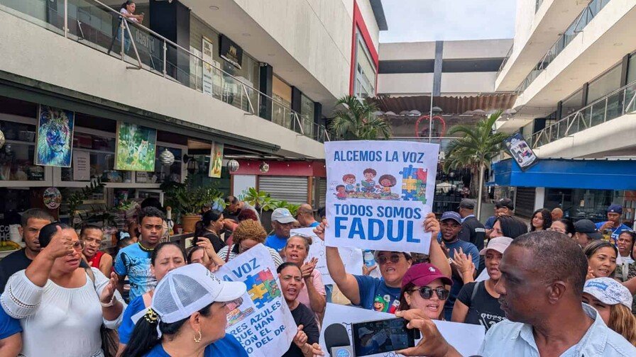 ¡Tremendo ‘Coro’ en Santiago! Padres de Niños con Autismo en ‘Pelea’ por el Dr. Fadul Padres de Niños con Autismo Protestan en Santiago por Dr. Fadul