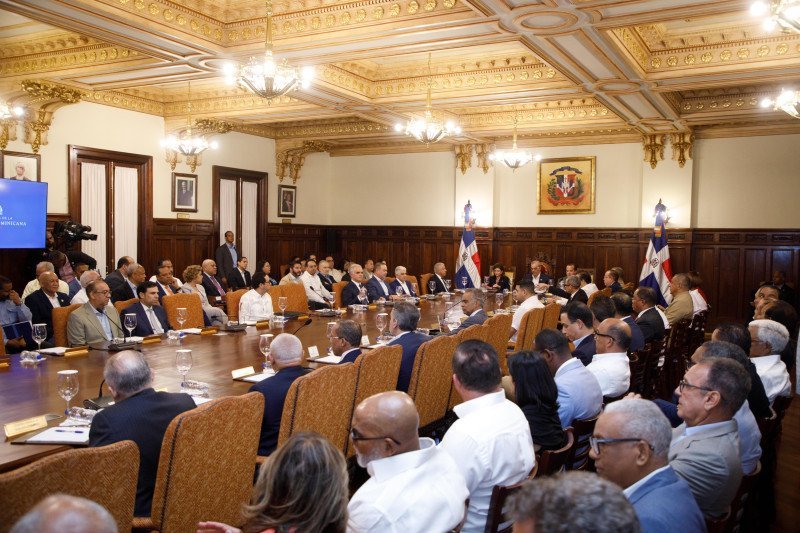 El Coro de la Partidocracia: Un Recorte o Amenaza Democratica?