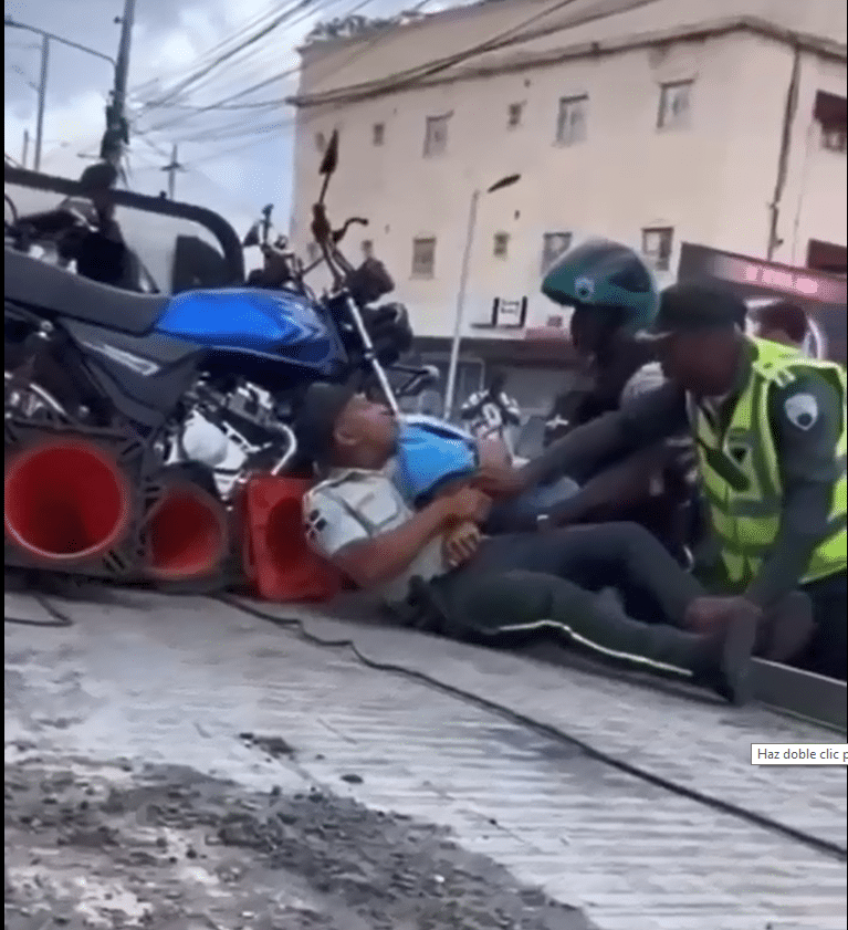 ¡Tremendo ‘Boletaje’! Enfrentamiento entre Ciudadano y Digesett en Villa Mella por Motor Enfrentamiento entre Ciudadano y Digesett en Villa Mella por Motor