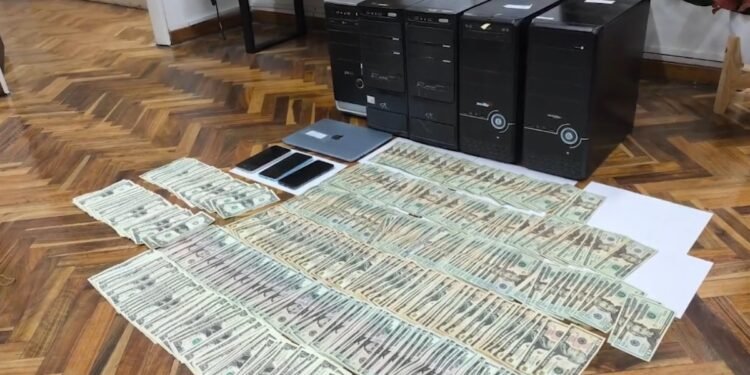 ¡Ojo al ‘Coro’! Desmantelan red de estafa con apps de criptoinversión en Argentina Ojo al Coro! Desmantelan red de estafa con apps de criptoinversion en Argentina