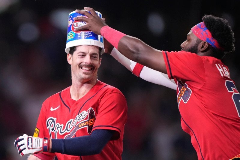Los Bravos derrotan a Boston en extra innings