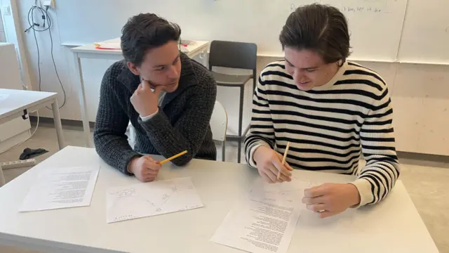 ¡A ‘cocotazo’ limpio! Suecia se vira de la pantalla a la ‘carpeta’ Suecia regresa a la educación tradicional con lápiz y papel