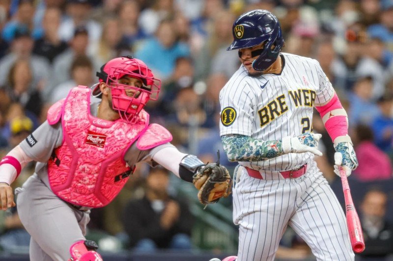 Cerveceros completan barrida histórica a Yankees con jonrón dramático