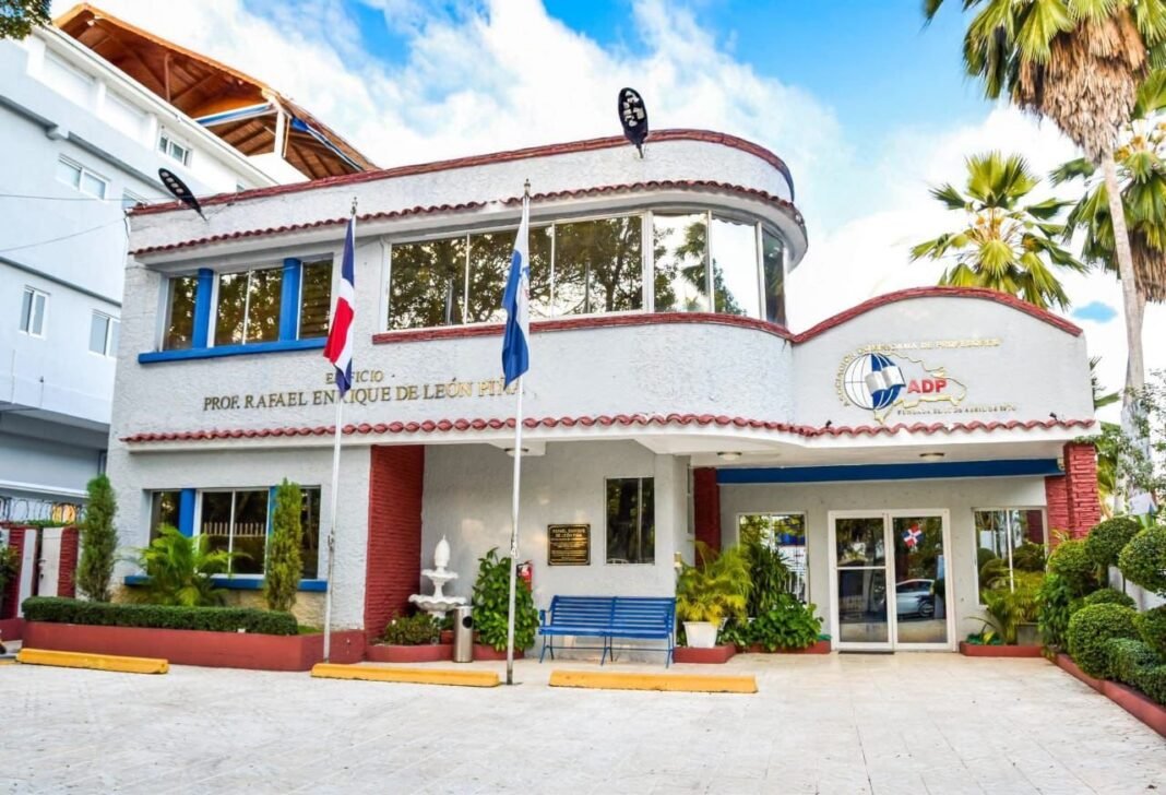 El ‘Tira y Jala’ entre la ADP y EDUCA: Un Pleito que se pone ‘Bacano’ El Conflicto entre ADP y EDUCA: Un Debate Sobre la Educación Dominicana