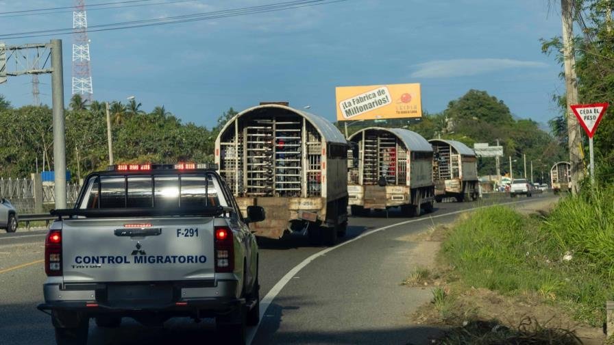 ¡Qué Tigueraje! Empleados de Migración ‘pillados’ con haitianos indocumentados Empleados de Migración Detenidos por Tráfico de Haitianos Indocumentados