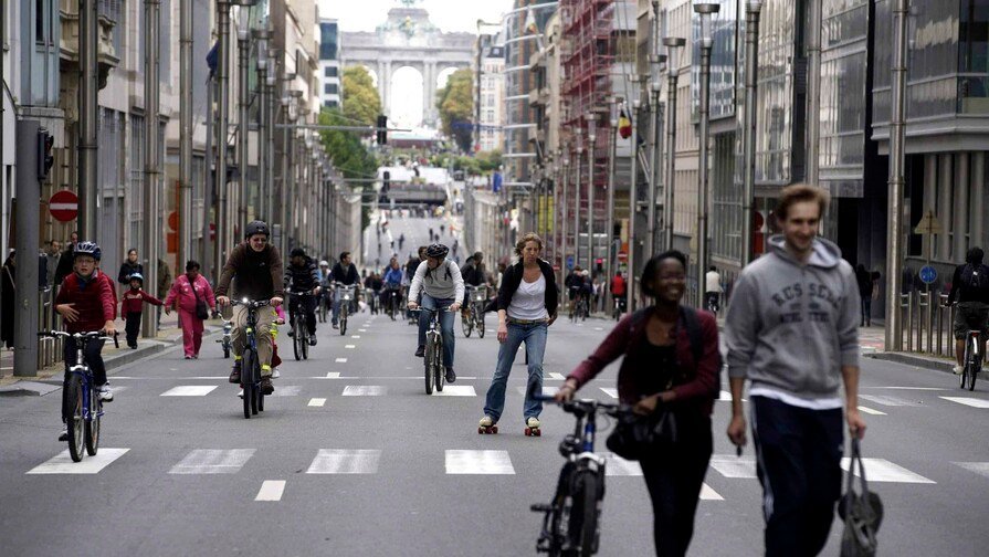 Deja el celular: Caminar al aire libre mejora la salud visual