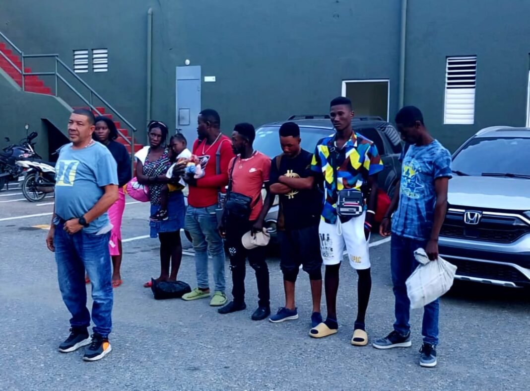 Caen con autobus lleno de haitianos indocumentados en San Juan
