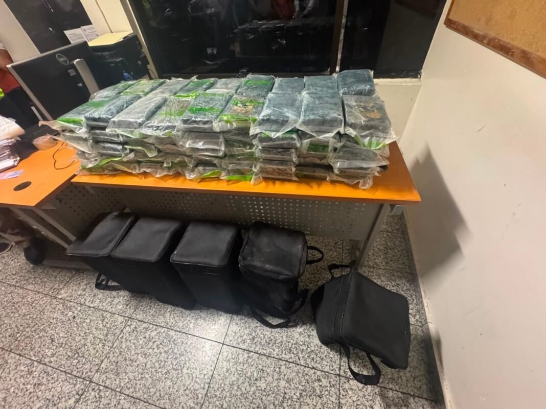 DNCD le da un palo al narcotráfico: 90 paquetes de cocaína incautados en AILA