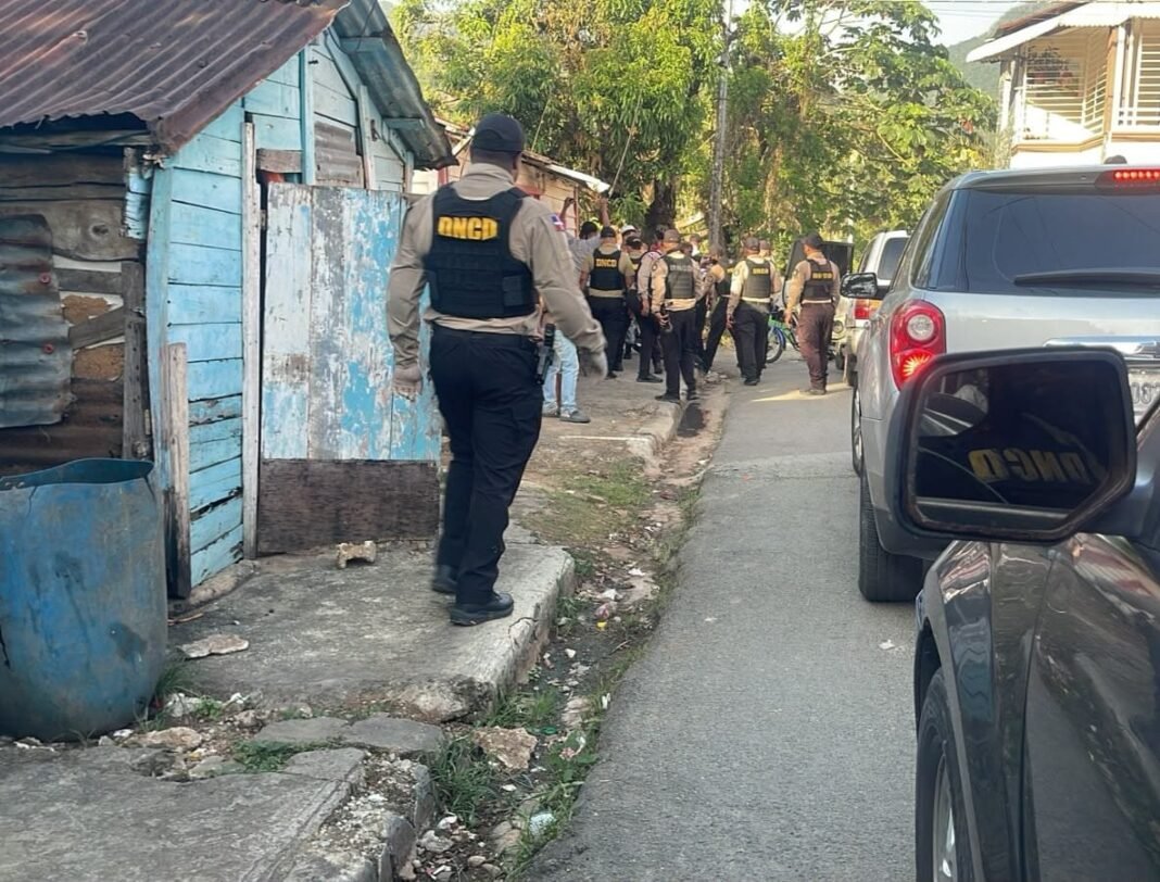 ¡Un ‘Palo’ Duro! DNCD le mete mano al ‘tigueraje’ del microtráfico en La Vega, Jarabacoa y Constanza DNCD Ejecuta Operativo Contra Microtráfico en La Vega, Jarabacoa y Constanza