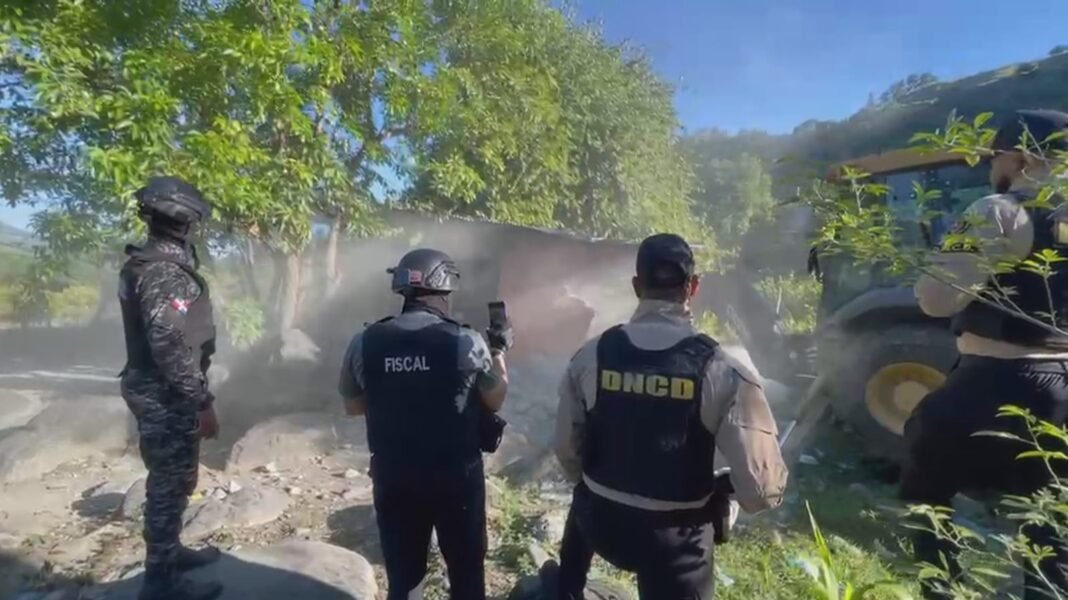 DNCD desmantela punto de drogas y derriba con retroexcavadora vivienda utilizada para el microtráfico en Guayabal DNCD desmantela punto de drogas y derriba con retroexcavadora vivienda utilizada para el microtráfico en Guayabal