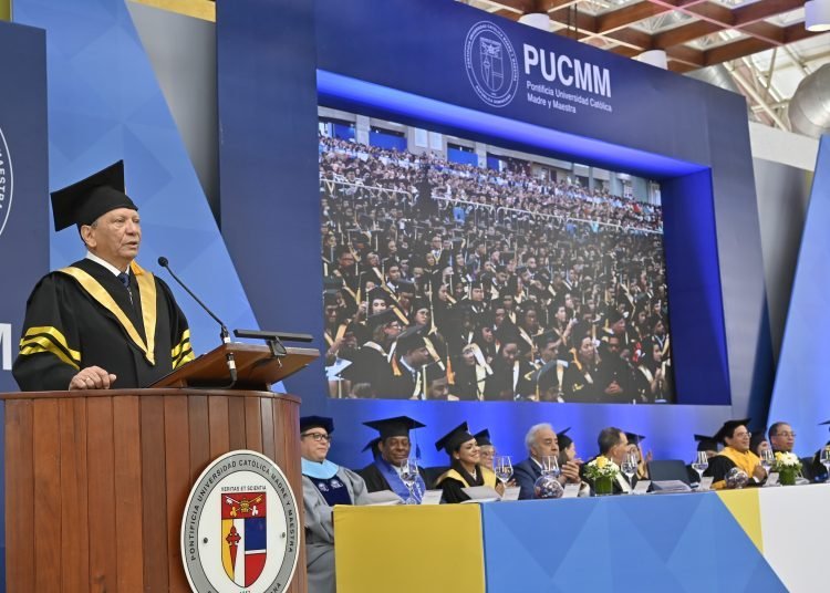 El ‘Coro’ de la PUCMM: Aguilera Exhorta a Graduados a ser Visionarios con Ética Graduados PUCMM: Aguilera Exhorta a Visión y Ética Profesional