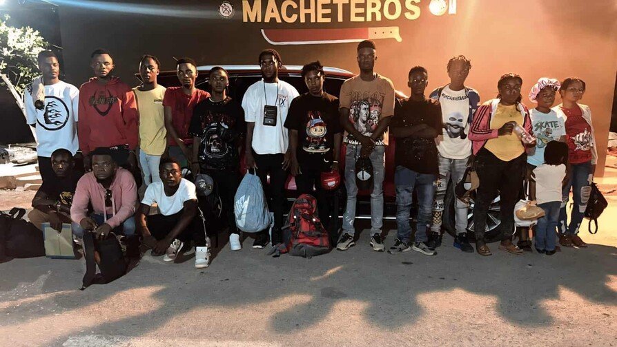 ¡Qué ‘Vaina’! Yipeta con 17 haitianos indocumentados interceptada en Santiago Rodríguez Yipeta con 17 haitianos indocumentados interceptada en Santiago Rodríguez