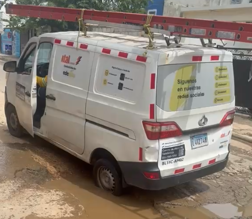¡Qué ‘vaina’! Un ‘hoyo’ se traga una ‘guagua’ en Valle del Este Hoyo enorme atrapa guagua en Valle del Este, Santo Domingo Este