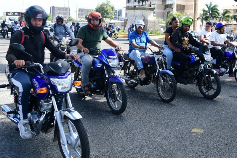 El relajo de los motoristas sin retrovisores: ¿Un peligro de lo más bien?