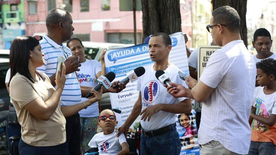 Marcha de padres para inclusión de medicamento Evrysdi en Alto Costo