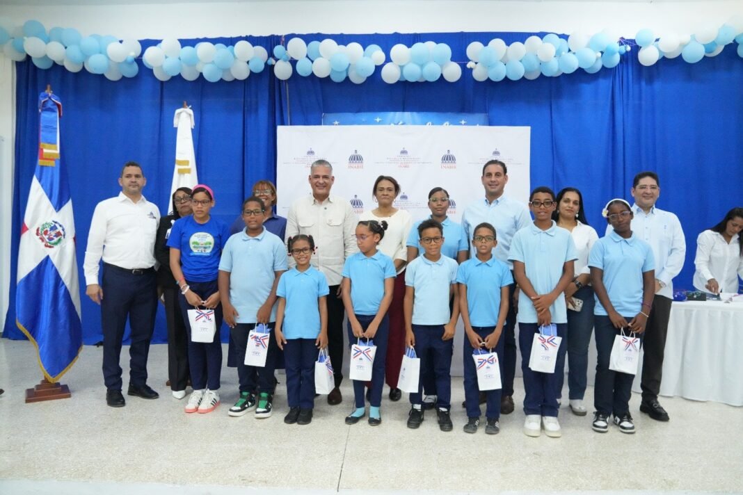 Inabie: 81 estudiantes de Samaná ya ven claro con sus lentes correctivos