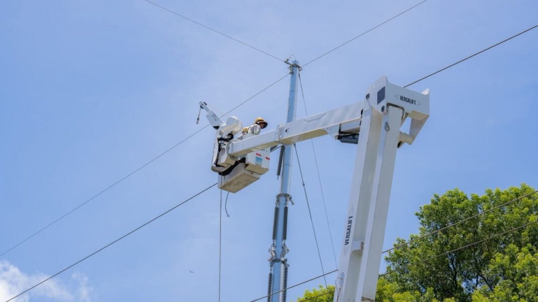 Se va la luz en La Vega: ETED trae mantenimiento eléctrico