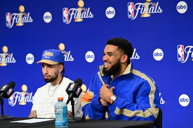 ¡Qué ‘Vaina’ Bacana! KAT y Alvarado Llevan el Anillo Knicks a los fanáticos KAT y Alvarado Hacen Historia: Knicks Campeones NBA
